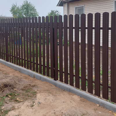 Забор из евроштакетника